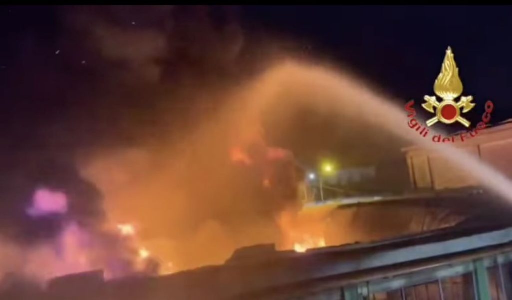 Maxi-Incendio a Nocera Superiore: fiamme devastano azienda di imballaggi