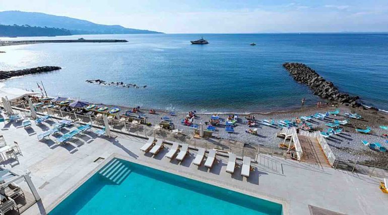 Meta di Sorrento, ritrovato cadavere in mare: era incastrato tra gli scogli