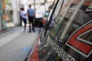 Mondragone, aggredisce il padre e gli estorce 200 euro: denunciato 50enne