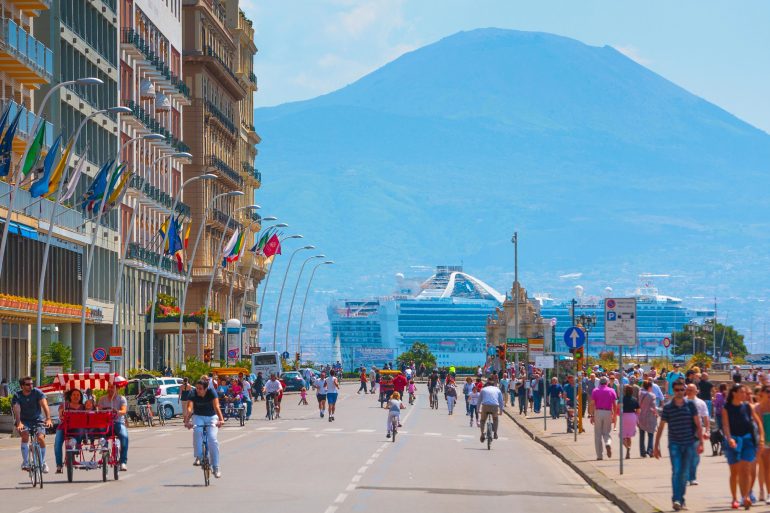 Napoli in bicicletta: percorsi urbani e naturali per scoprire la città