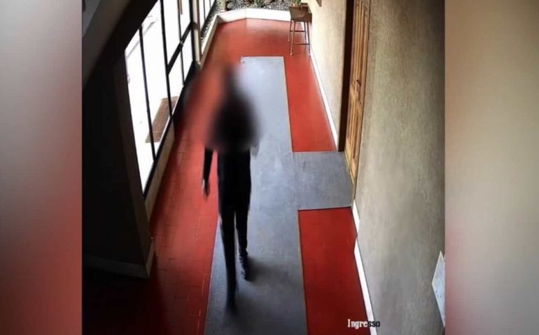 Napoli, anziano legato e rapinato in casa a Fuorigrotta: due arresti