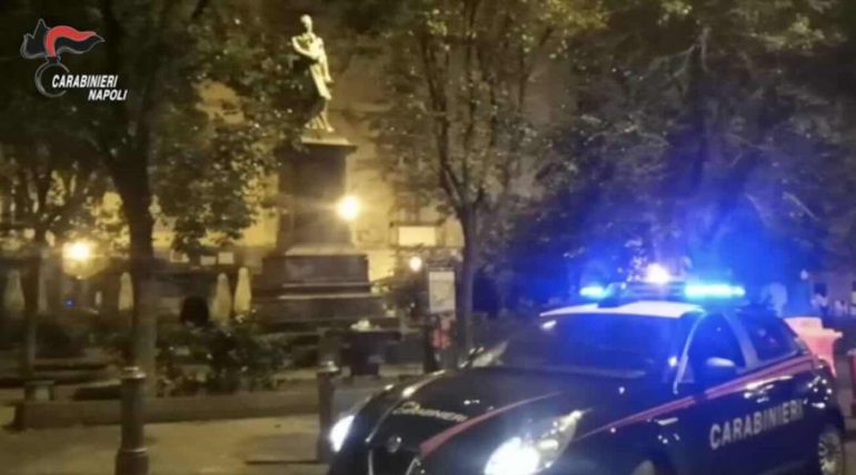 Napoli, arrestato il ventesimo pusher nella piazza della movida: blitz a Bellini e controlli in città