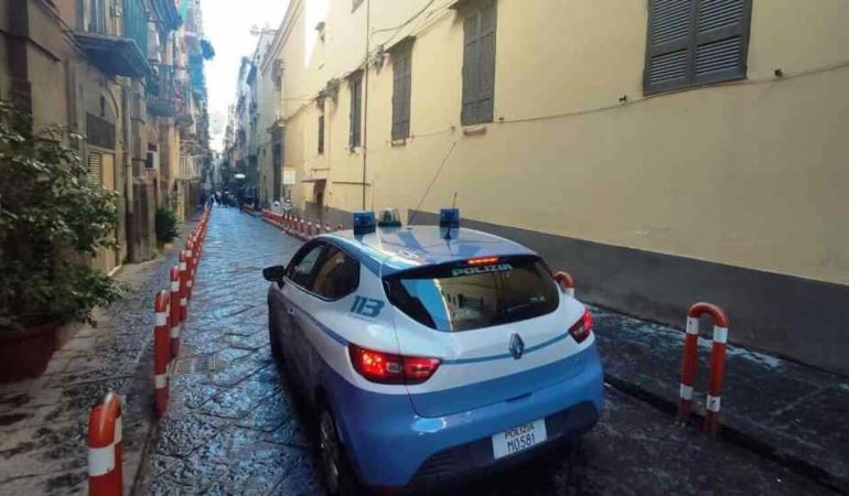 Napoli, blitz al Pallonetto: trovate armi e stupefacenti