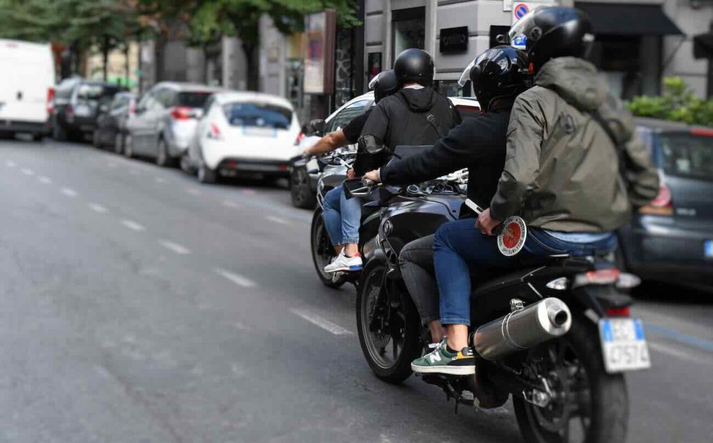 Napoli, baby scippatori assaltano turisti in via Duomo: inseguiti e catturati dai Falchi