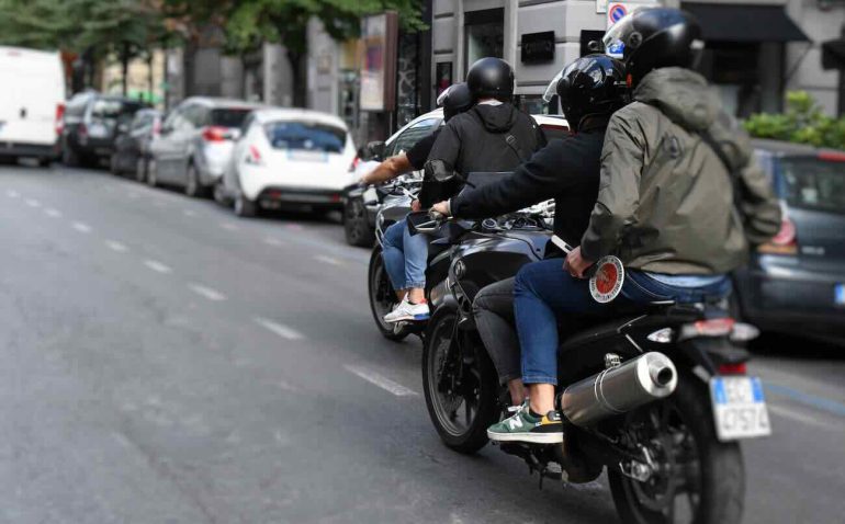 Napoli, baby scippatori assaltano turisti in via Duomo: inseguiti e catturati dai Falchi