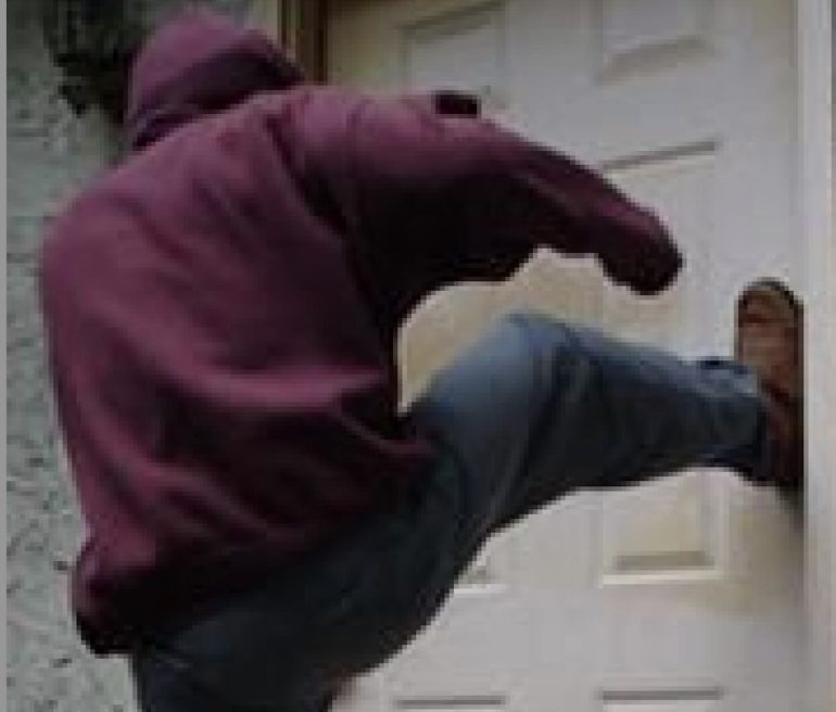 Napoli, blitz anti-movida si trasforma in salvataggio: carabinieri arrestano 51enne per stalking alla figlia