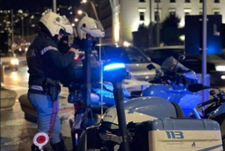 Napoli, blitz della Polizia nella movida e contro i parcheggiatori abusivi: centinaia di controlli e sanzioni