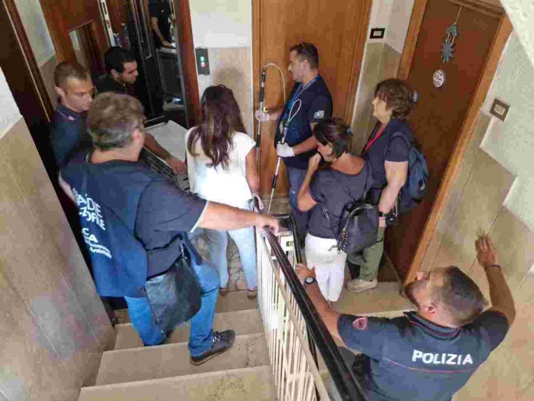 Napoli, cane abbandonato per una settimana in casa: salvato a Fuorigrotta