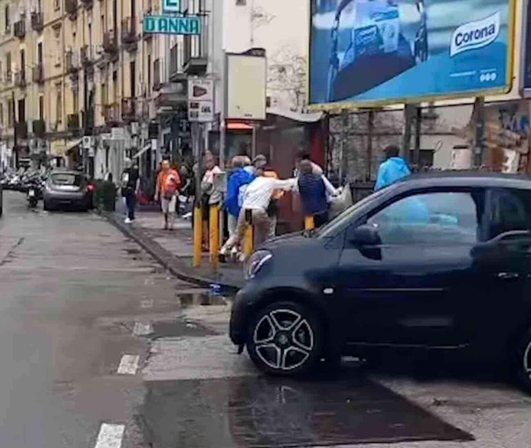 Napoli, caos a Piazza Garibaldi: autisti NCC contro borseggiatori, esplode la rabbia
