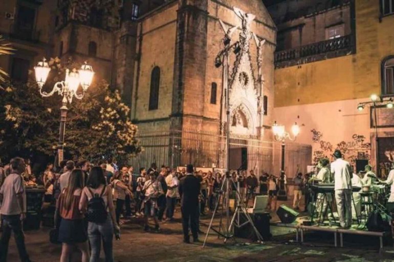 Napoli, caos movida nel centro storico: il Comune replica a parroco e rettore