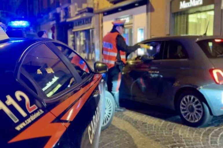 Napoli, controlli anti-movida: carabiniere investito da uno scooter in fuga