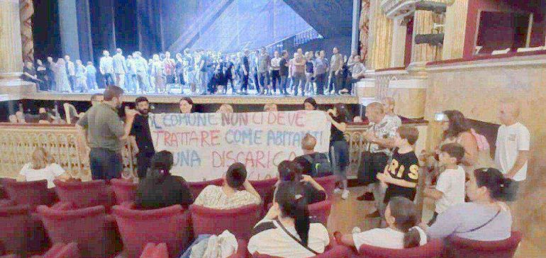 Napoli, famiglie dell’ex Motel Agip occupano il Teatro San Carlo