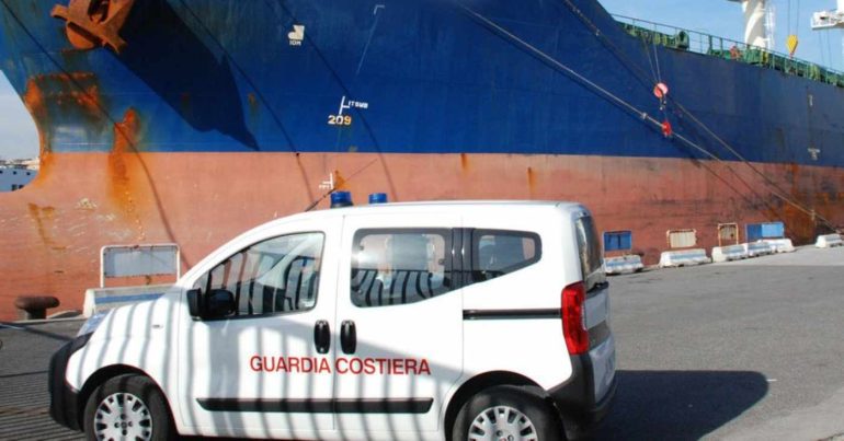 Napoli, fermata nave chimichiera liberiana: gravi carenze a bordo