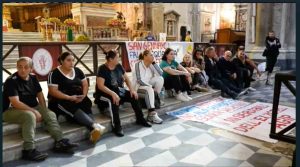 Napoli, gli occupanti dell’ex Motel Agip invadono il Duomo: “No allo sgombero”