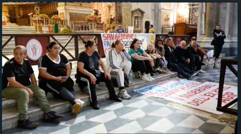 Napoli, gli occupanti dell’ex Motel Agip invadono il Duomo: “No allo sgombero”