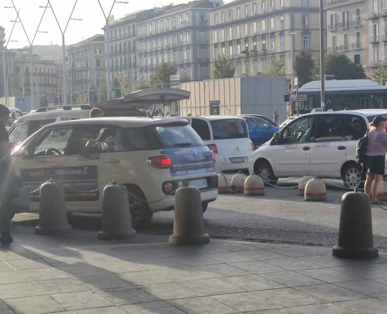 Napoli, i tassisti accusano: “I disservizi colpa del traffico fuori controllo”
