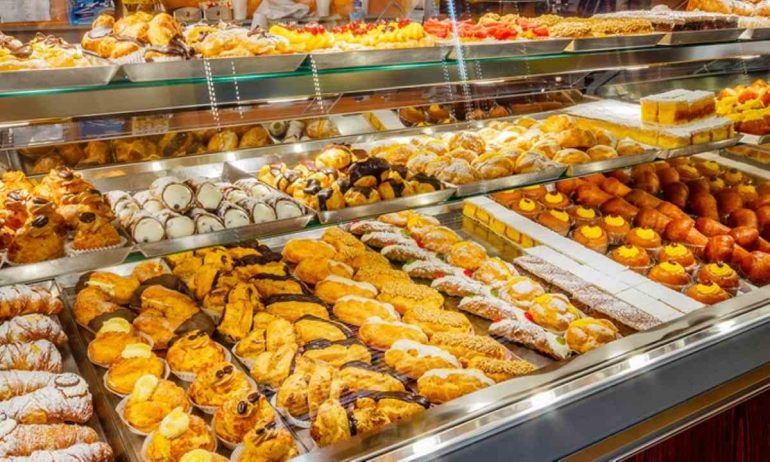 Napoli, lavoro nero e carenze igieniche in una nota pasticceria di via Pagano