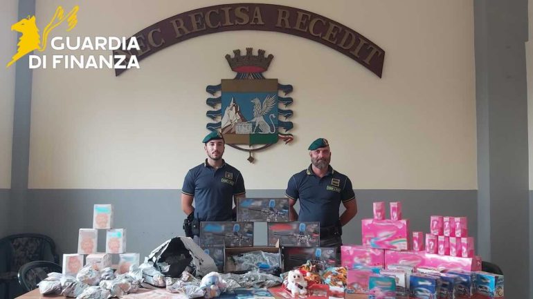 Napoli, maxi sequestro di un milione e mezzo di giocattoli pericolosi