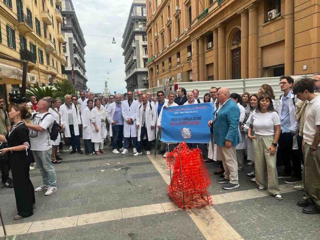 Napoli, medici di famiglia in protesta a Palazzo Santa Lucia
