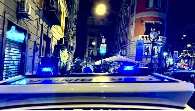 Napoli, minaccia la figlia perché non accetta la sua omosessualità: arrestato