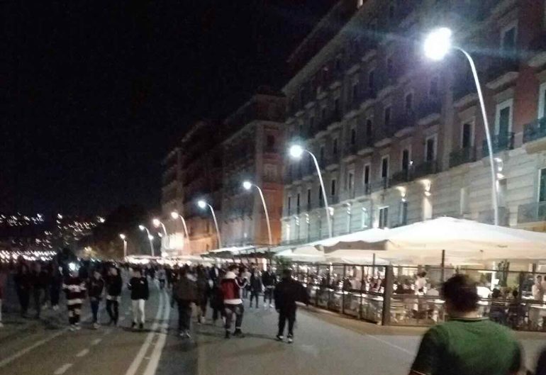 Napoli, padre e figlio difendono un’amica: aggrediti da un branco sul Lungomare