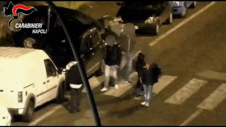 Napoli, parcheggiatore abusivo aggredisce i carabinieri: arrestato 59enne recidivo