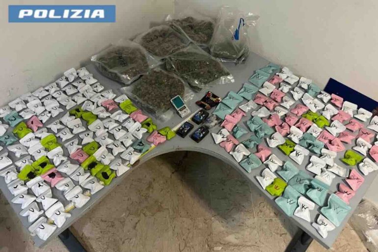Napoli, pusher 21enne sorpreso con un carico di stupefacenti