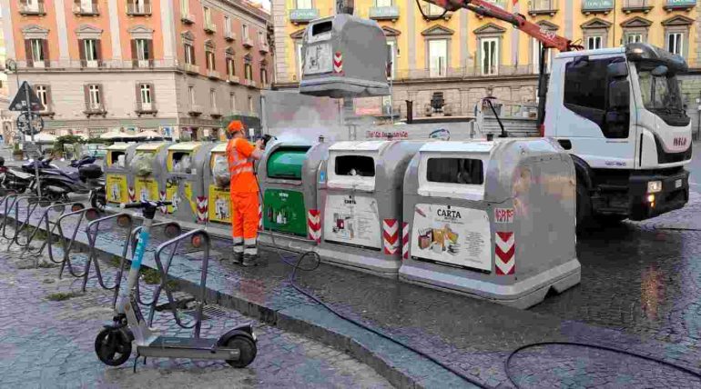 Napoli, rimossi i cassonetti da piazza Trieste e Trento: più decoro nel cuore della città