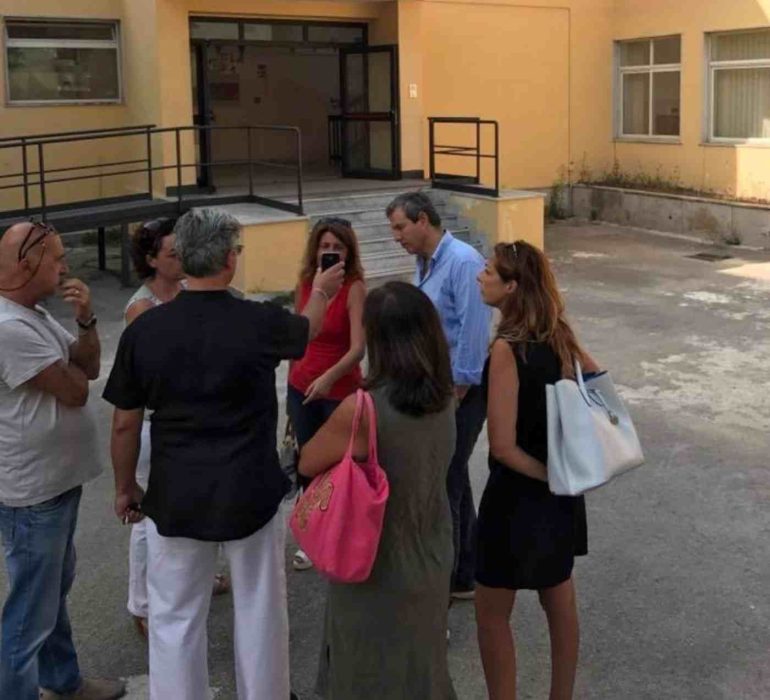 Napoli, scuola senza lavagne e banchi troppo piccoli: scoppia la protesta al Minniti