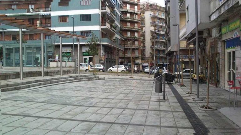 Napoli, sequestro lampo in piazza Muzii: chiuso dehor abusivo da 30 mq “arredato come un salotto”