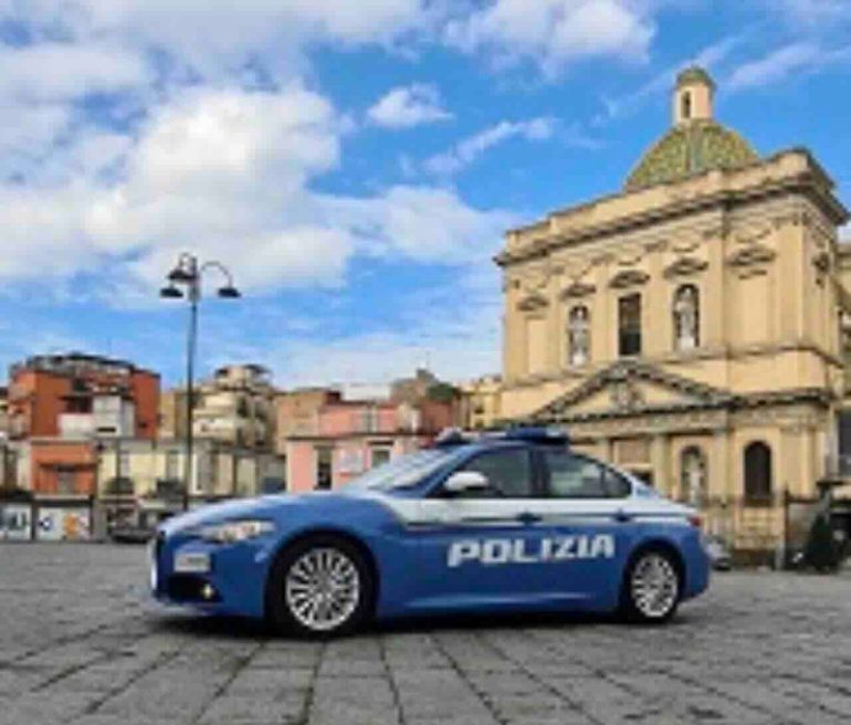 Napoli, sorpreso a rubare sulle auto in sosta: arrestato 25enne