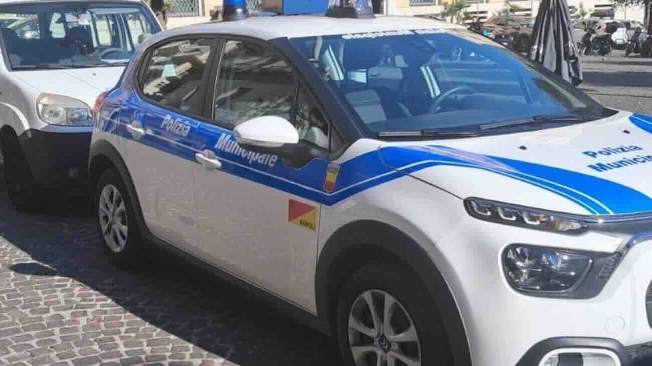 Napoli, sospese 12 attività per violazioni su suolo pubblico e rumori: maxi operazione tra Chiaia e Quartieri Spagnoli