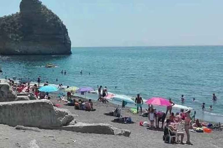 Napoli, stop ai bagni tra Nisida e Gaiola: analisi Arpac rilevano acque inquinate