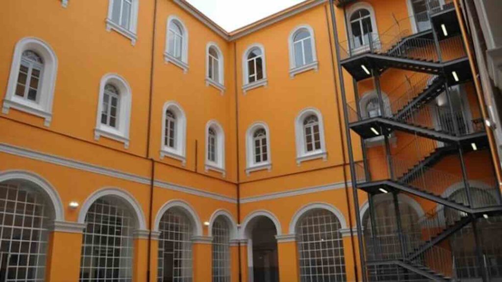 Napoli, studente aggredito con un martello all’ingresso di scuola: arrestato un 17enne