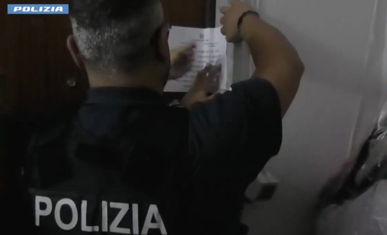 Camorra, tabaccaio sequestrato a Scampia: “Vi do mezz’ora di tempo per lasciare la casa”