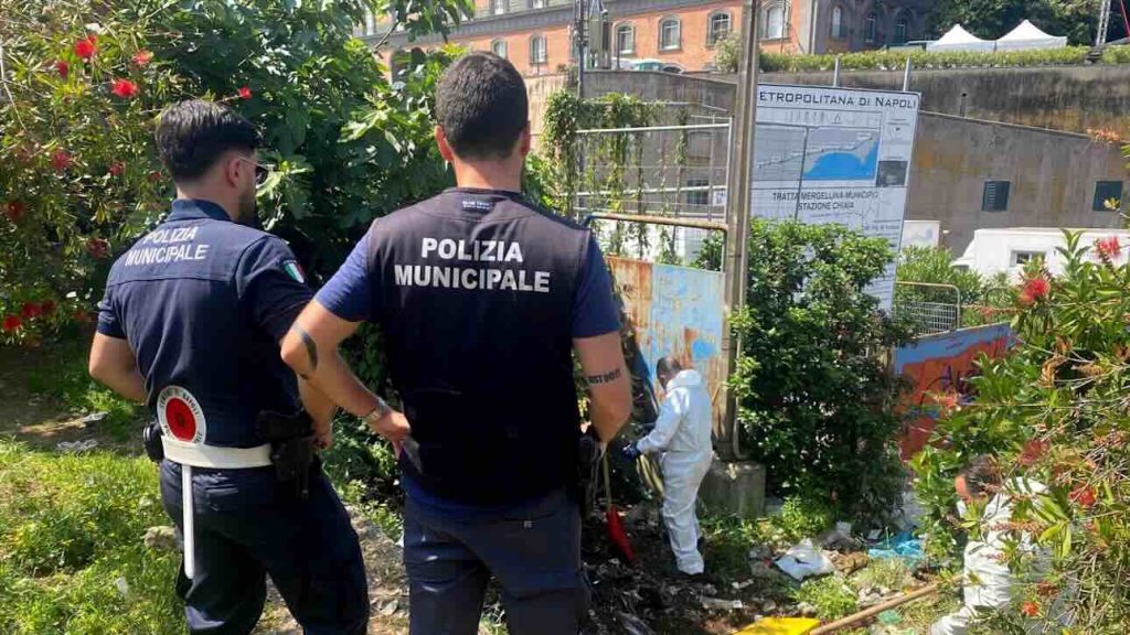 Napoli, task force del decoro in azione: ripuliti il Molo Angioino e Castel Nuovo