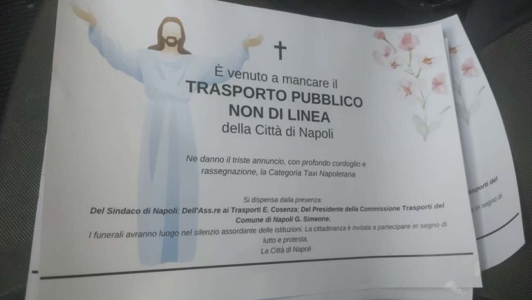 Napoli, tassisti in rivolta: affissi necrologi simbolici contro il Comune. “Ha ucciso il trasporto pubblico”