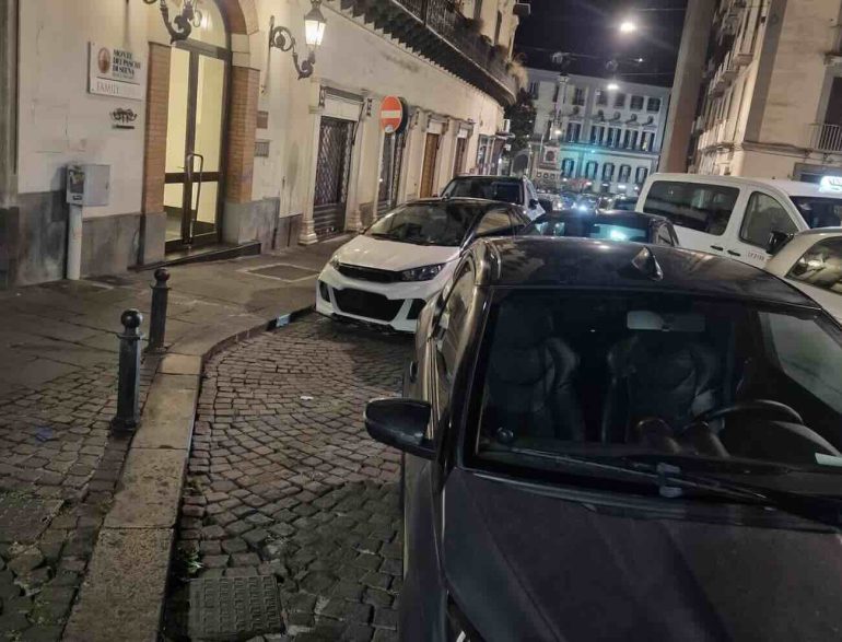 Napoli, tassisti sempre più sul piede di guerra: “Stalli occupati e traffico paralizzato”
