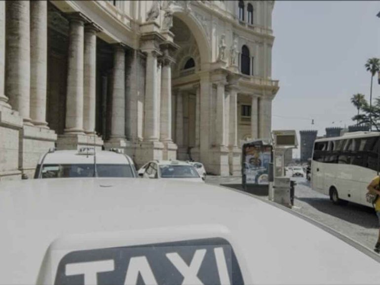 Napoli, taxi in rivolta per gli stalli soppressi durante i concerti al Plebiscito