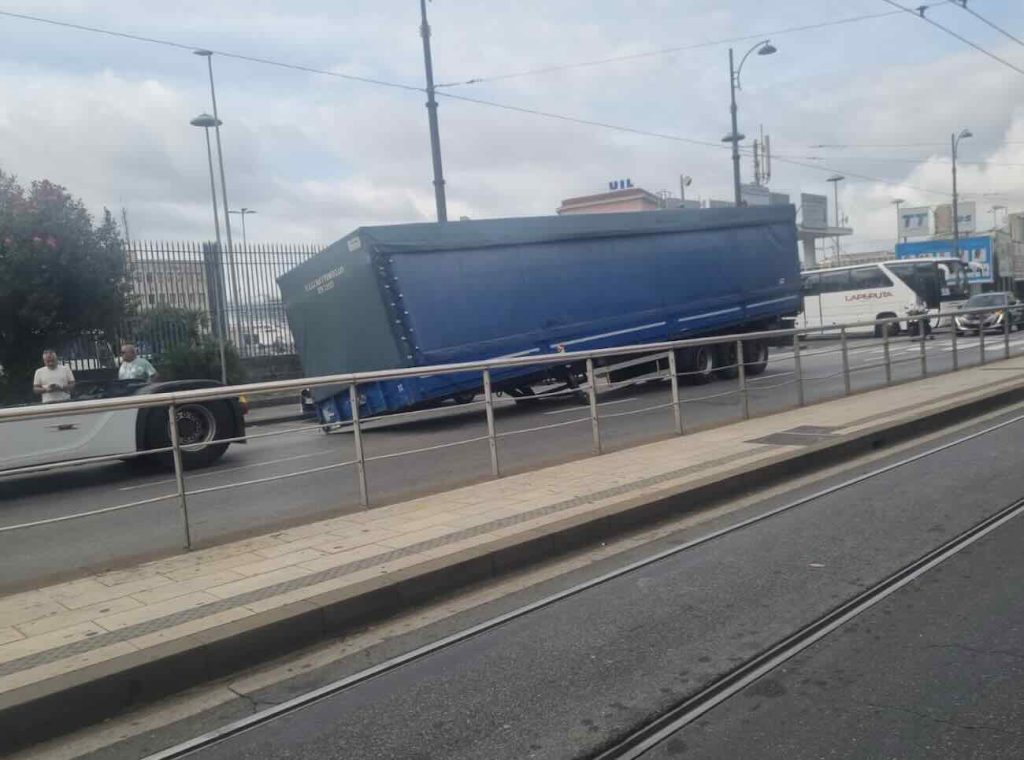 Naples: A truck stalls on Via Marina, bringing traffic to a standstill.