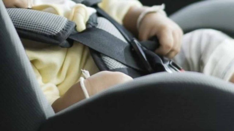 Neonato intrappolato in auto: paura a Posillipo, salvato dalla Polizia locale