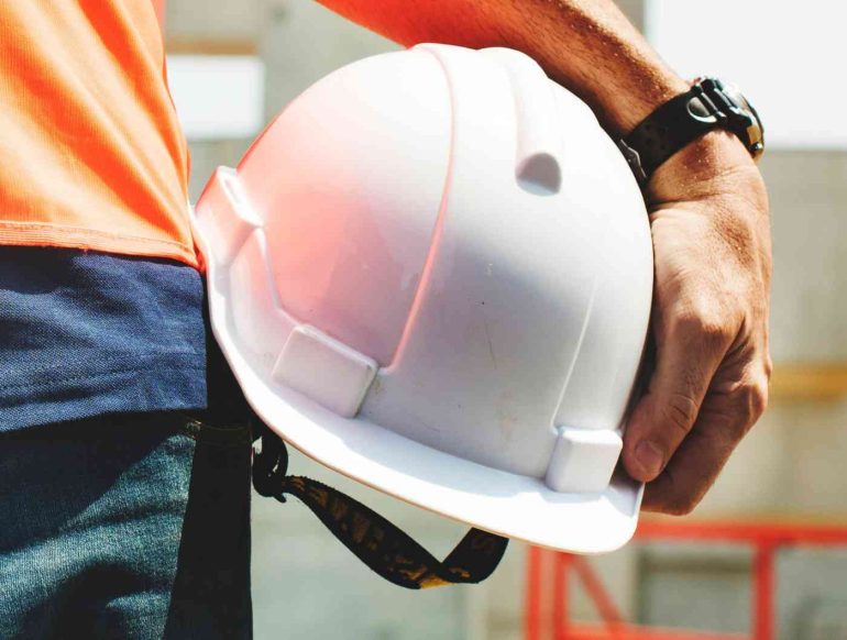 Operaio di Sarno muore schiacciato da camion nel cantiere a Nocera inferiore