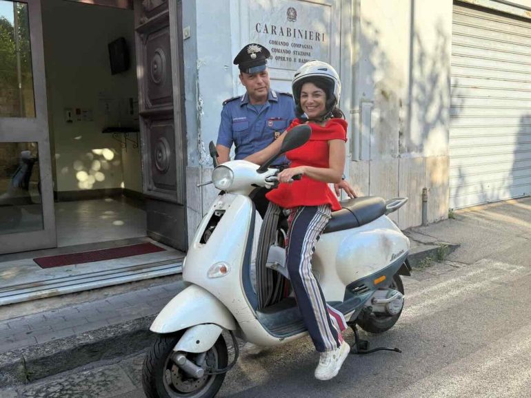 Piano di Sorrento, in giro su una Vespa da collezione appena rubata: denunciati