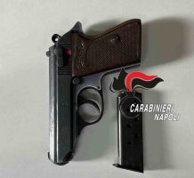 Pianura, 27enne arrestato con pistola rubata in auto