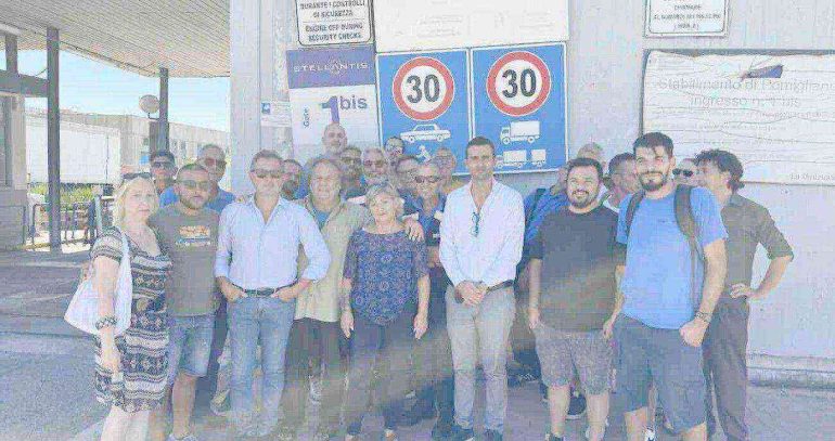 Pomigliano, presidio dei lavoratori Trasnova: “Regione intervenga sul futuro con Stellantis”