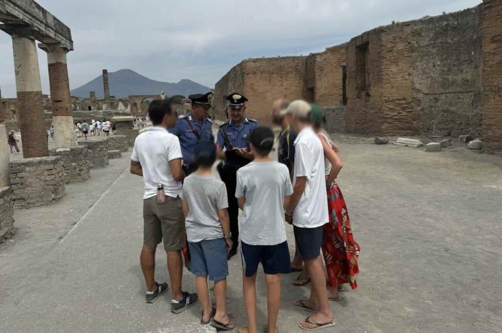 Pompei, operazione contro le guide abusive: denunciato falso accompagnatore turistico con tesserini falsi