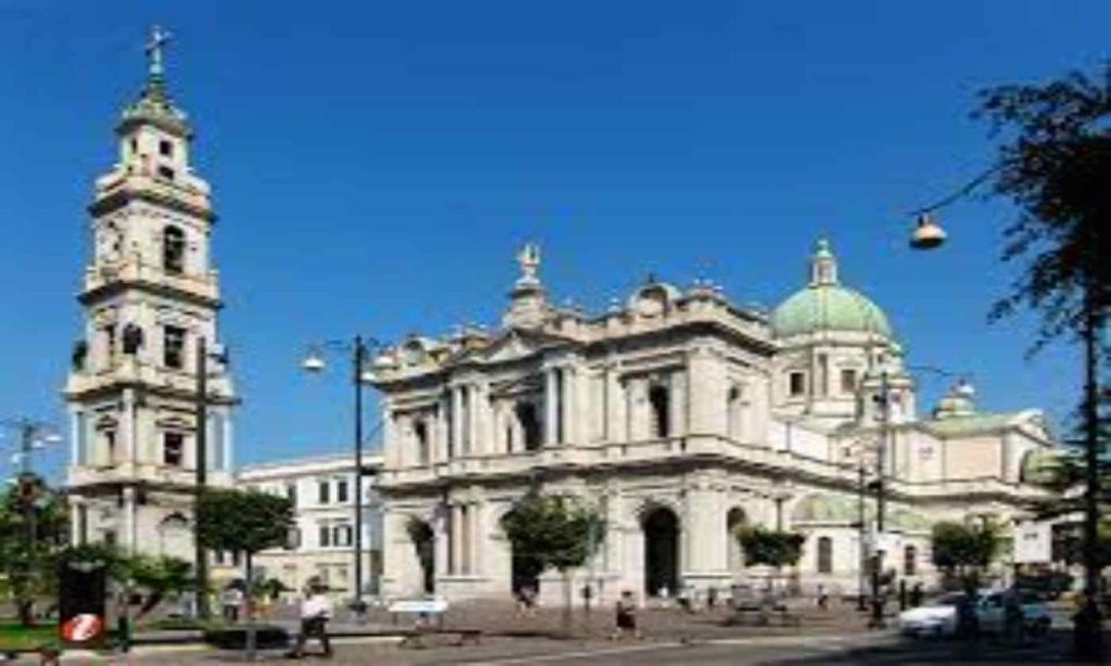 Pompei, aggredisce e ruba zaino a turista davanti al Santuario: arrestato