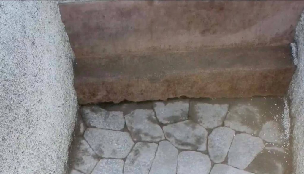 Pompei, scoperta una panca d’attesa davanti alla Villa dei Misteri: uno spaccato di vita romana
