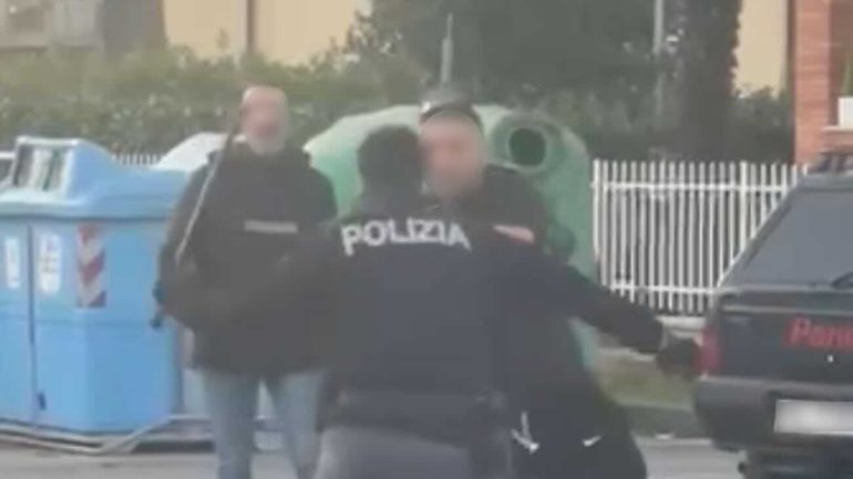 Ponticelli, minaccia la figlia con bottiglia infiammabile: arrestata