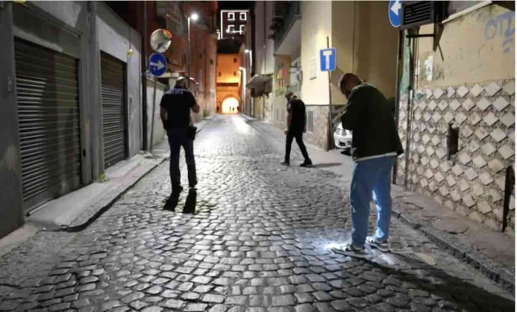 Pozzuoli, padre e figlio feriti a colpi di pistola per sedare una lite tra marito e moglie